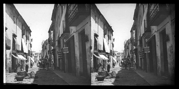 Un carrer de Palamós amb gent