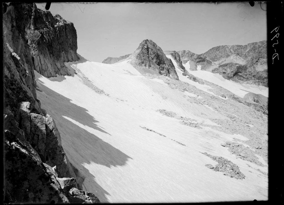 Un coll de la zona de Remuñe nevat des d'una bretxa propera