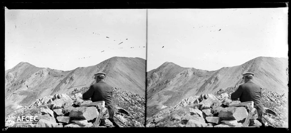 Un alpinista al cim del pic de l'Infern i vista del Bastiments i el pic de Bassibés o Bacivers
