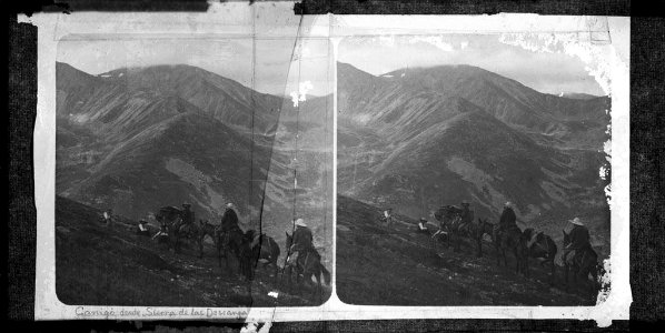 Un grup d'homes i mules pujant al cim del Canigó