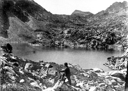 Un alpinista a la vora d'un dels estanys de la Ribereta