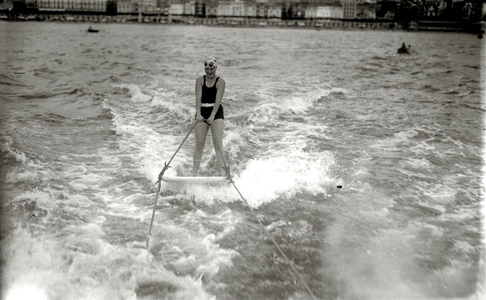 Un hombre y una mujer practicando esquí acuático en la bahía de la Concha (1 de 2) - Fondo Car-Kutxa Fototeka