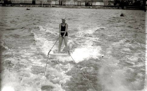 Un hombre y una mujer practicando esquí acuático en la bahía de la Concha (1 de 2) - Fondo Car-Kutxa Fototeka