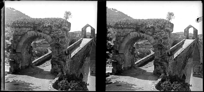Un dels arcs d'entrada al pont del Diable de Martorell