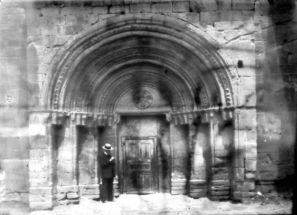 Un home al portal del monestir de Casbas de Huesca