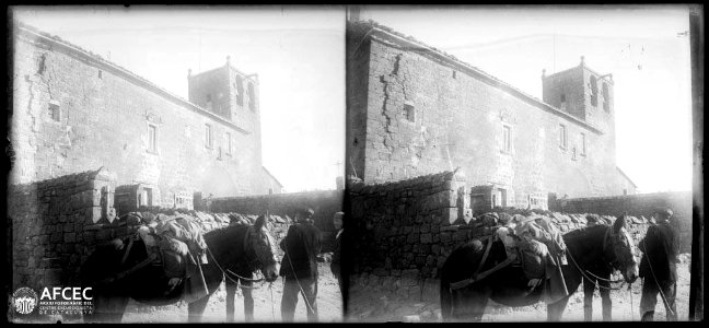 Un home amb un ase davant de l'església de Llobera