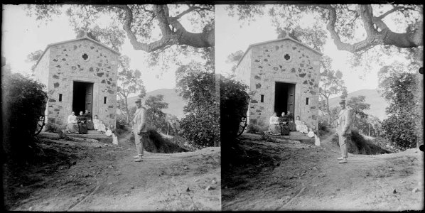 Un grup de persones a l'entrada de la capella de Sant Jaume de Pineda de Mar (AFCEC BORDAS D 4460bis)