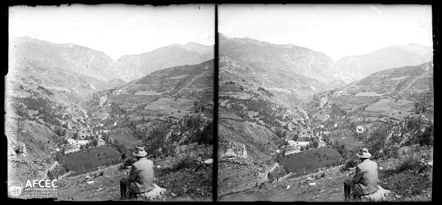 Un home assegut al camí del bosc de Ribes i vista sobre la vall amb els pobles de Queralbs i Fustanyà