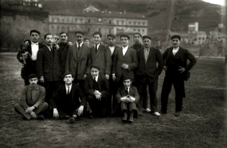 Un grupo de hombres en la playa de Ondarreta (1 de 1) - Fondo Car-Kutxa Fototeka