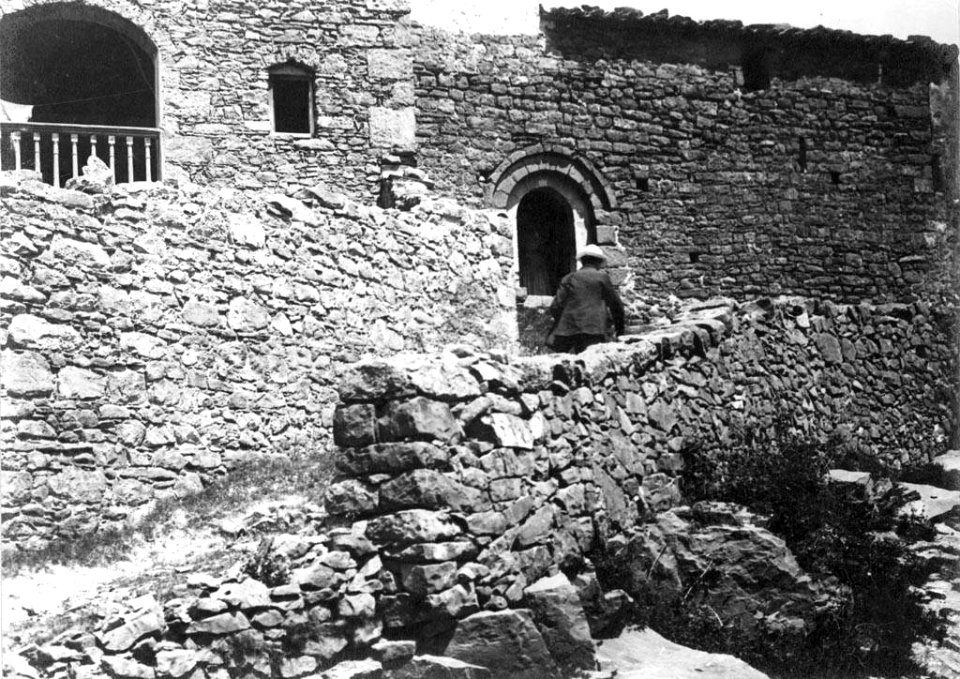 Un carrer de Sant Martí de la Clusa i un home
