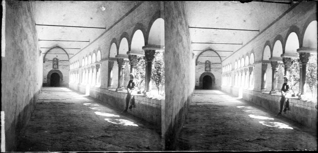Un home al claustre el monestir de Sant Cugat