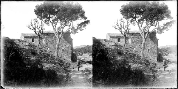 Un home en un camí al costat d'una masia al Tibidabo