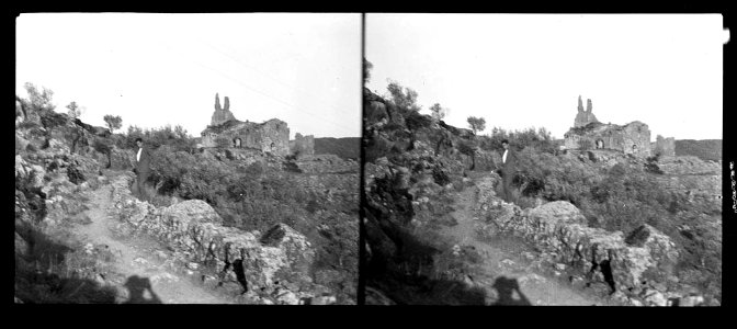 Un home amb Sant Pere de Ponts en ruïnes al seu darrera (AFCEC DEGOLLADA X 129)
