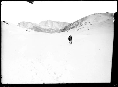 Un home enmig del pla de Beret, tot nevat photo