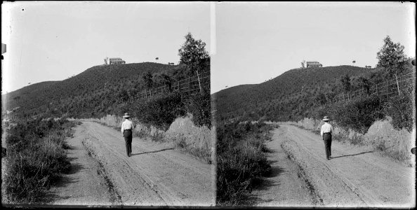 Un home en una carretera al Tibidabo
