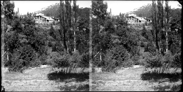 Una masia entre muntanyes i vegetació