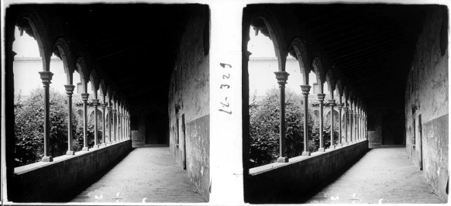 Una vista del passadís del claustre romànic del monestir de Sant Joan de les Abadesses