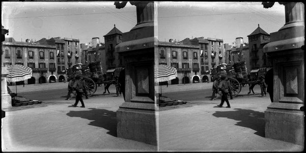 Una persona i un carro a la plaça d'Antonio López