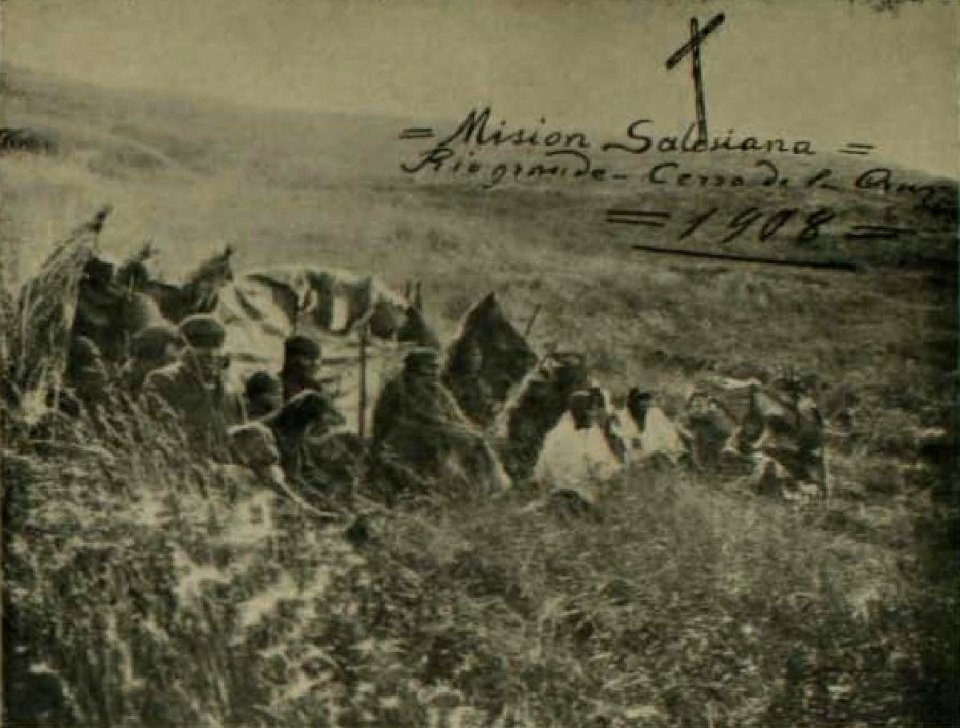 Una toldería a los pies del Cerro de La Cruz - Los Shelknam (page 138 crop)