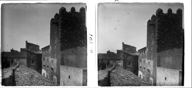 Una torre amb gàrgola en forma de lleó