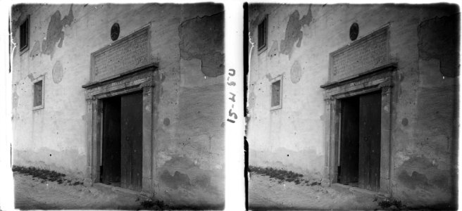 Una porta del santuari del Sant Crist de Balaguer