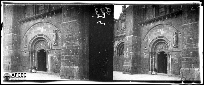 Una dona demanant caritat a la porta del Perdó de la basílica de Sant Isidoro de Lleó