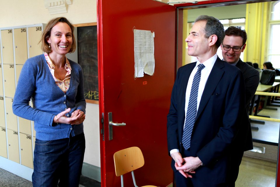 Under Secretary of State Richard Stengel Visits the Embassy in Berlin IMG 7880 - teacher at door (24518371480)