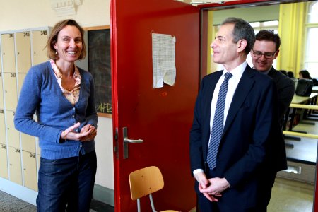 Under Secretary of State Richard Stengel Visits the Embassy in Berlin IMG 7880 - teacher at door (24518371480)