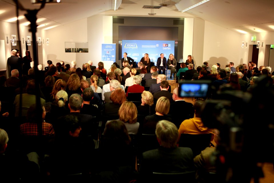 Under Secretary of State Richard Stengel Visits the Embassy in Berlin A packed auditorium watched the discussion (24450858719)