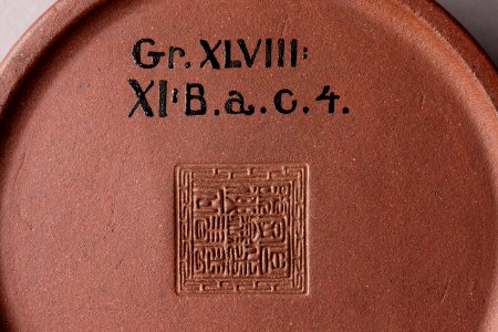 Undersida av tekanna med stämpel och museets föremålsnummer - Hallwylska museet - 95943