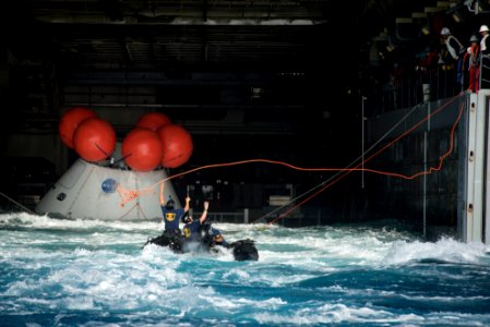 Underway recovery test 140220-N-OM642-453
