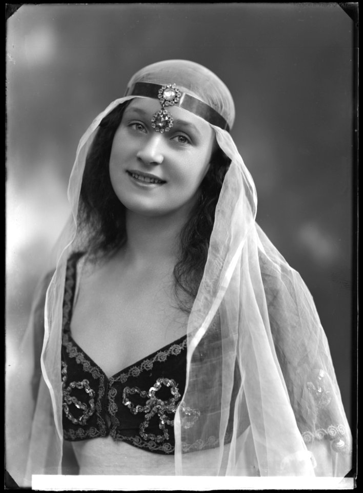 Undine Peterson, dancer - SMV - NP026