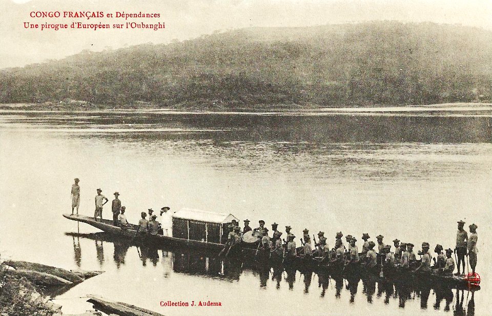 Une pirogue d'Européen sur l'Oubanghi (Congo Français et Dépendances)