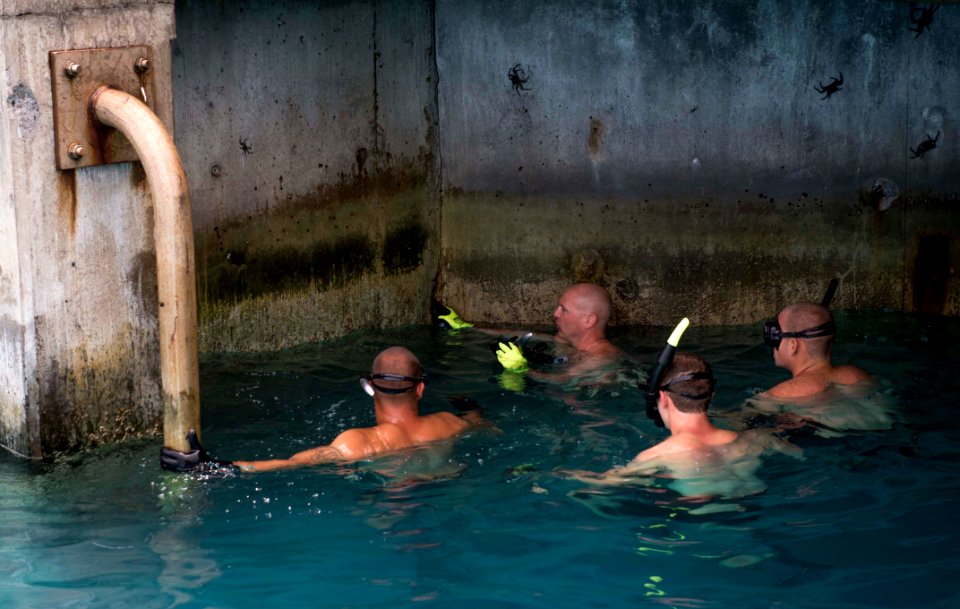 Underwater Construction Team (UCT) Two, Navy Divers from Mobile Diving and Salvage Unit (MDSU) One. 150119-N-OM642-085