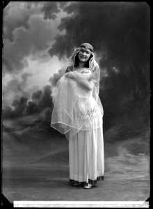 Undine Peterson, dancer, in unknown performance - SMV - GP022