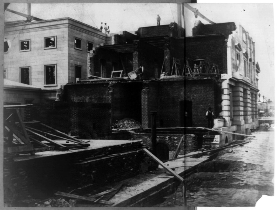 Unfinished side of U.S. Post Office during construction LCCN2002717707