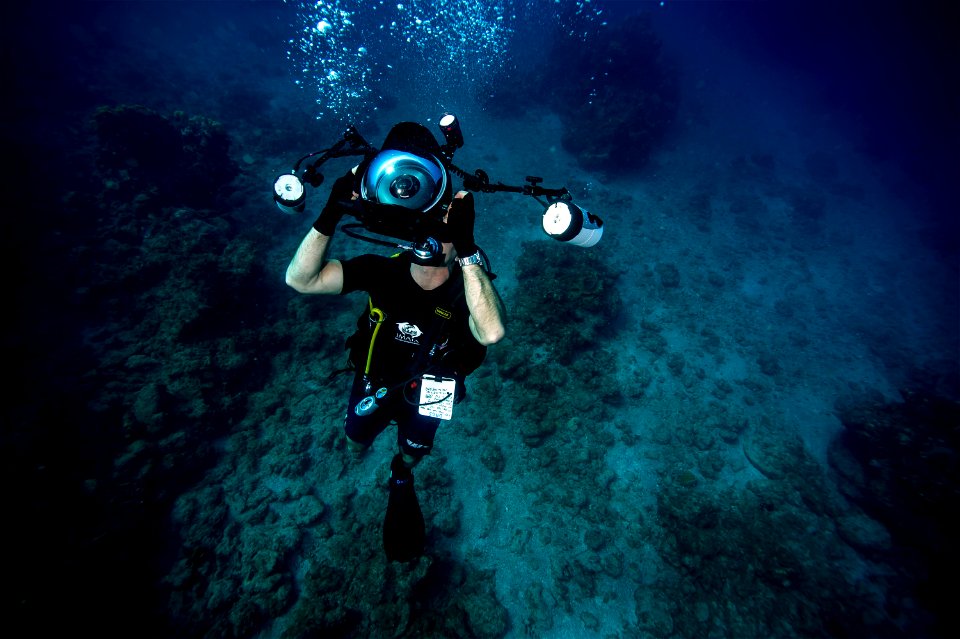 Underwater Photo Team 140729-N-YD328-098