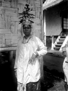 Ung mongondoukvinna smyckad till tandfilningsfesten. Kabupaten Bolaang Mongondow, Sulawesi, Menado - SMVK - 022200