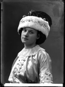 Undine Peterson, dancer, undated portrait - SMV - GP023