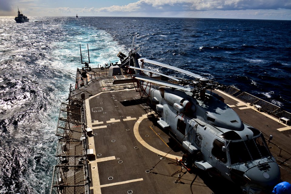 Underway replenishment 150430-N-IY633-077