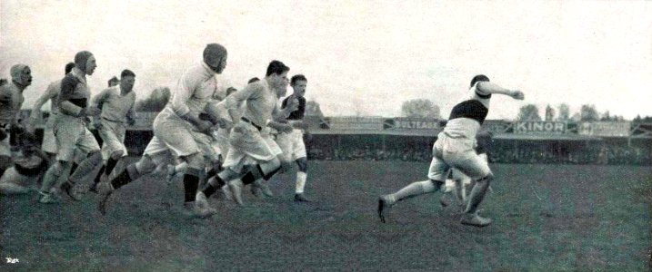 Une charge des Bordelais face au Sporting club universitaire, Hublain tente d'arrêter Bruneau (championnat de France de rugby 1911)