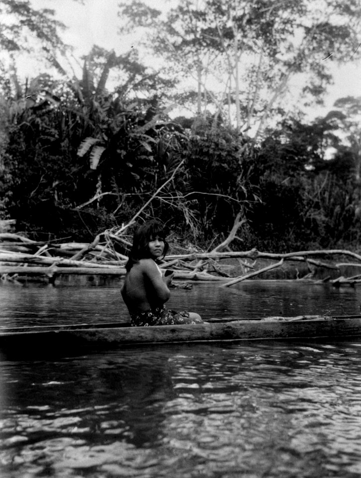 Ung flicka i kanot på Rio Jaqué. Jaqué River, Darién. Panama - SMVK - 003979