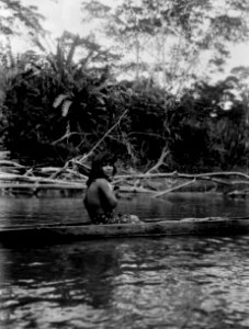 Ung flicka i kanot på Rio Jaqué. Jaqué River, Darién. Panama - SMVK - 003979 photo