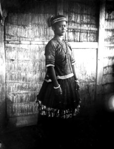 Ung flicka i huvudband kallat tali potaja. Sulawesi, Kulawi. Indonesien - SMVK - 000232