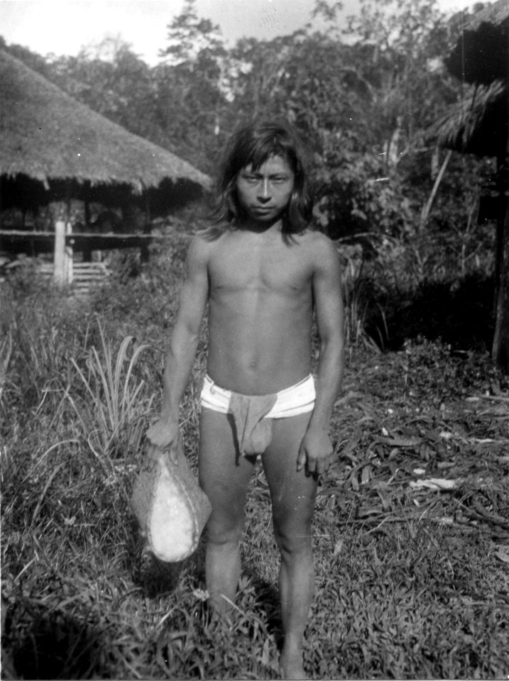 Ung indian. Foto, Erland Nordenskiöld 1927. Erhållen från Erland Nordenskiöld 1928. Chocó. Colombia - SMVK - 004322