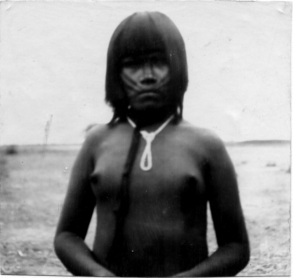 Ung kvinnamed målat ansikte. Rio Pilcomayo, Gran Chaco. Bolivia - SMVK - 004727