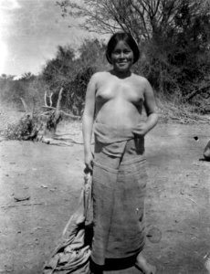 Ung kvinna blottar överkroppen för att fotograferas. Rio Parapiti. Bolivia - SMVK - 004946 photo