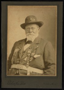 Unidentified Civil War veteran in Grand Army of the Republic uniform with medals) - Richardson Bros., Hyannis, Mass LCCN2016652275