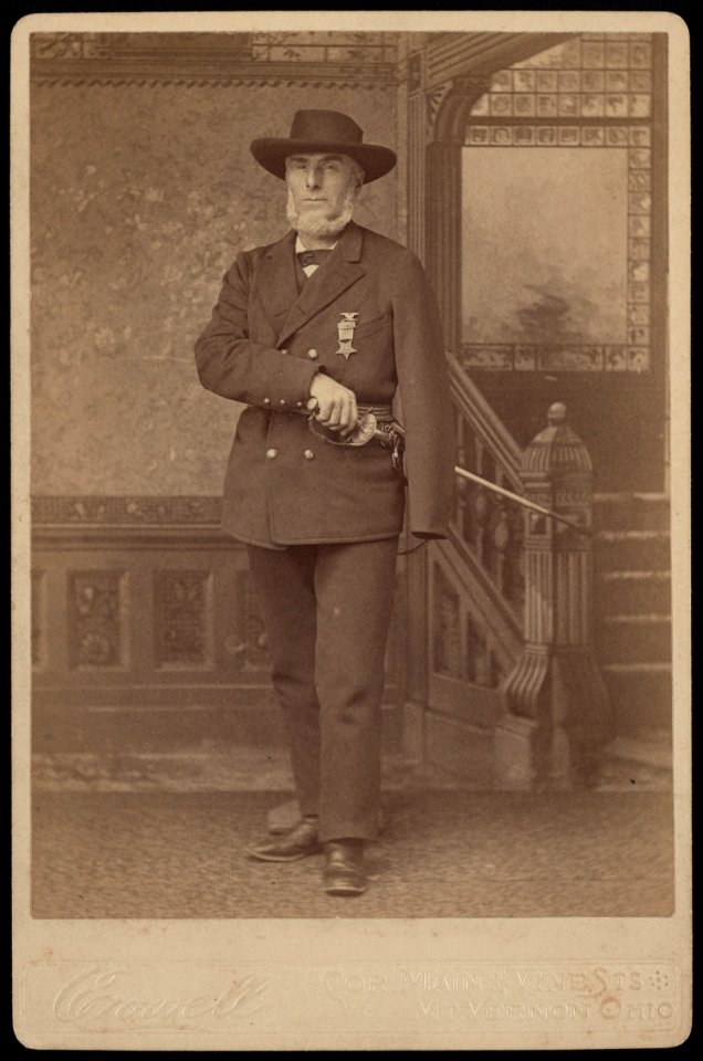 Unidentified Civil War veteran) - Crowell, cor. Main & Vine Sts., Mt. Vernon, Ohio ; Fred S. Crowell, photographer, and dealer in picture frames, etc. Mt. Vernon, Ohio LCCN2017659662