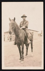 Unidentified cavalry soldier in uniform on horseback LCCN2018645956